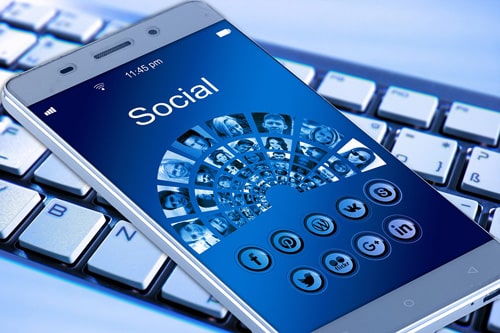 ecoute-reseaux-sociaux-smartphone Écoute des réseaux sociaux avec Microsoft Social Engagement 365